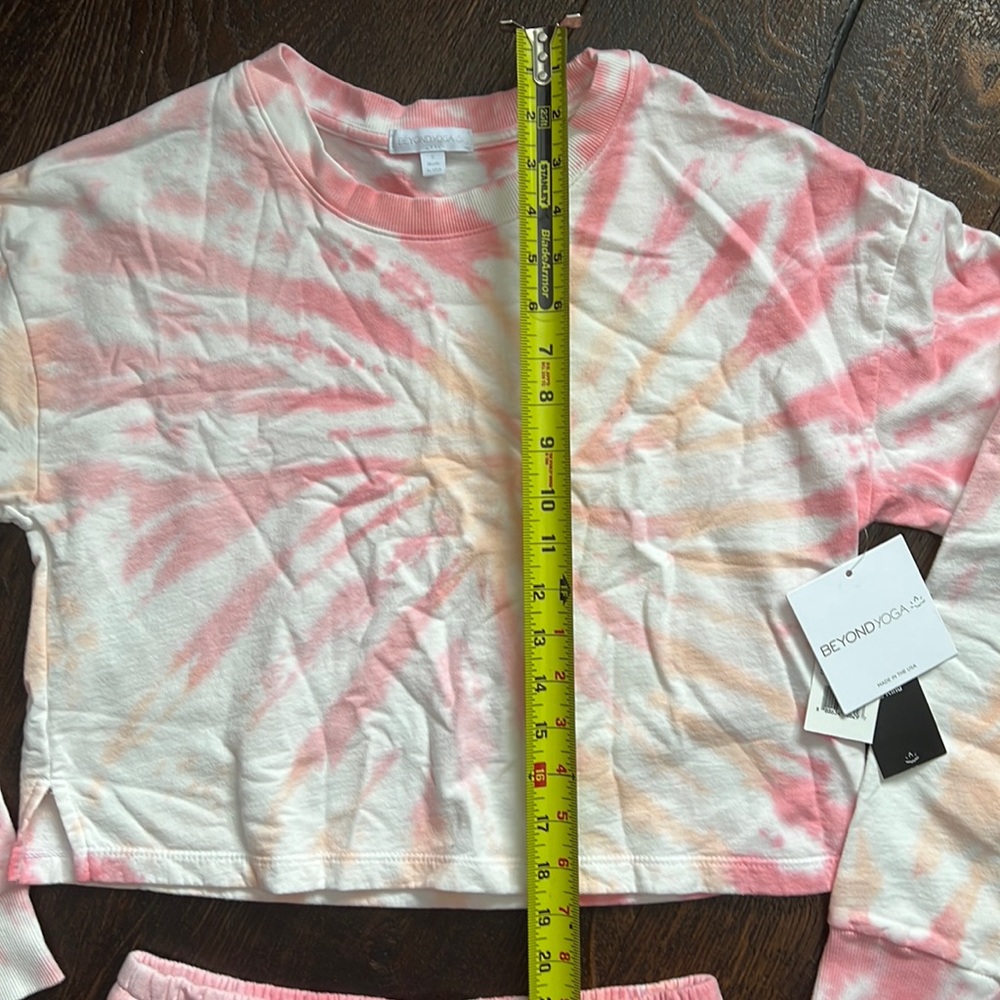 30. Beyond Yoga Weekend Pullover & Come Through Shorts Set Size Small - Picture 4 of 7